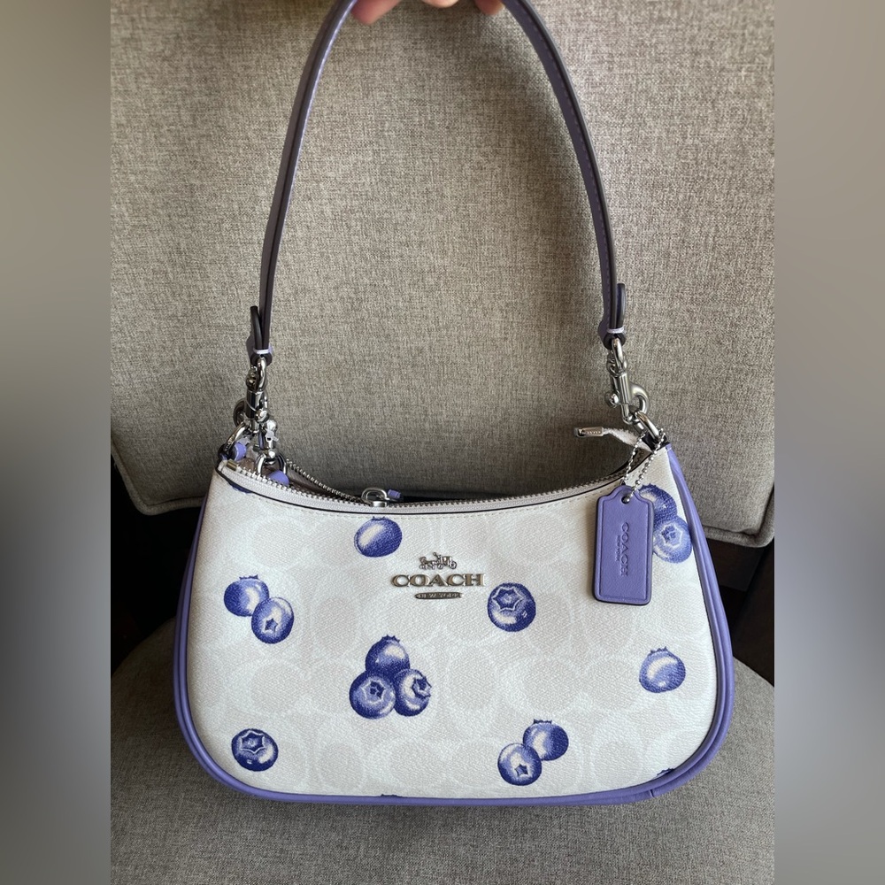 ‼️Last one‼️NWT！COACH TERI SHOULDER BAG IN SIGNATURE WITH BLUEBERRY PRINT（CR292）